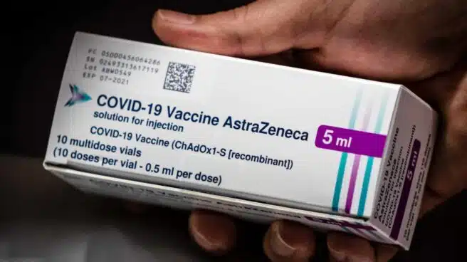 La EMA pide seguir vacunando con AstraZeneca pese a la "fuerte asociación" entre la vacuna y las trombosis