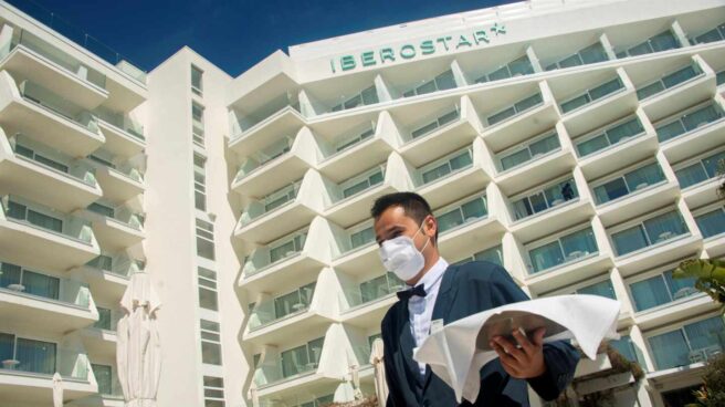 El Gobierno fía a la recuperación un gasto de 5.000 millones para los ERTE del turismo Un camarero en el hotel Iberostar Selection Playa de Palma de Mallorca.
