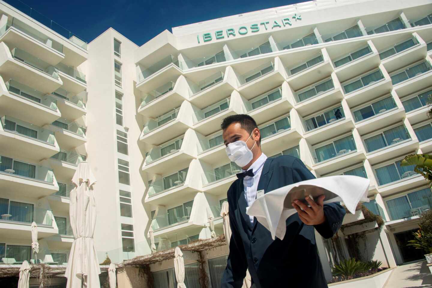 Un camarero en el hotel Iberostar Selection Playa de Palma de Mallorca.