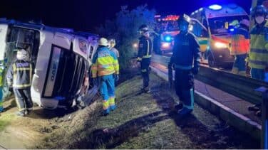 Un camión con toneladas de comida queda semi volcado en la M-50 tras el reventón de una rueda
