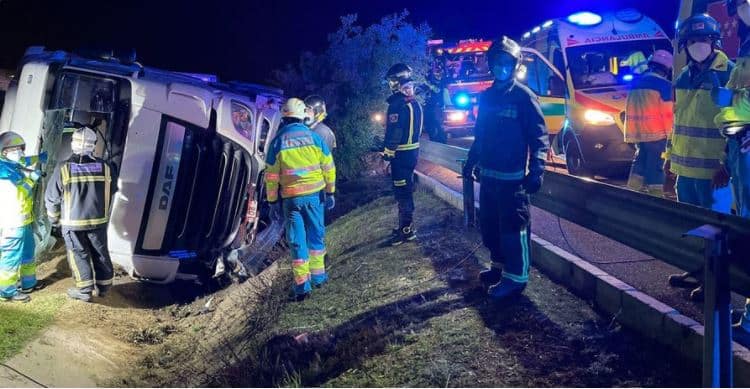 Un camión con toneladas de comida queda semi volcado en la M-50 tras el reventón de una rueda