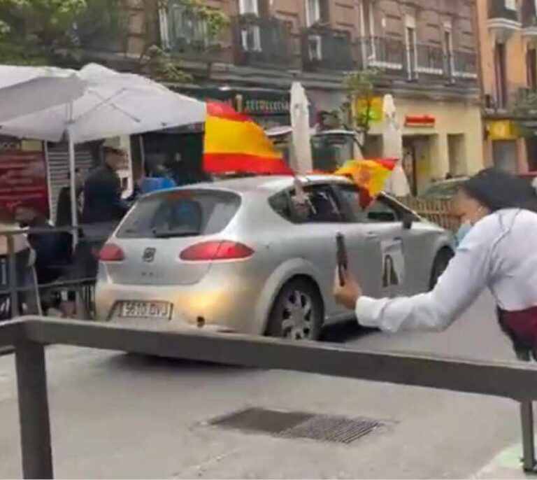 Ponzano se rompe con Ayuso: decenas de personas ovacionan la caravana del PP