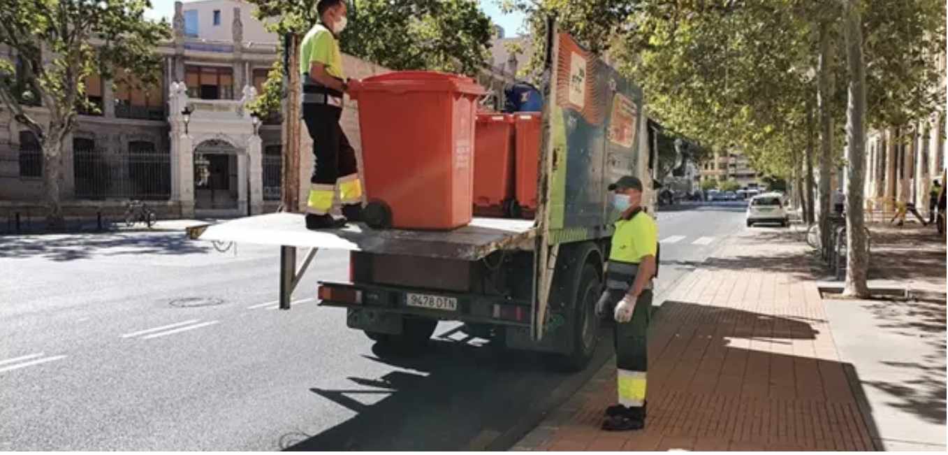 Valencia instalará contenedores para reciclar el aceite doméstico en todos los barrios y pueblos