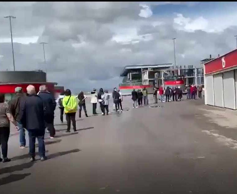 Largas colas de hasta tres horas para vacunarse en el Wanda Metropolitano