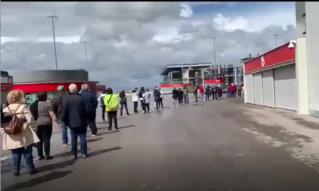 Largas colas de hasta tres horas para vacunarse en el Wanda Metropolitano