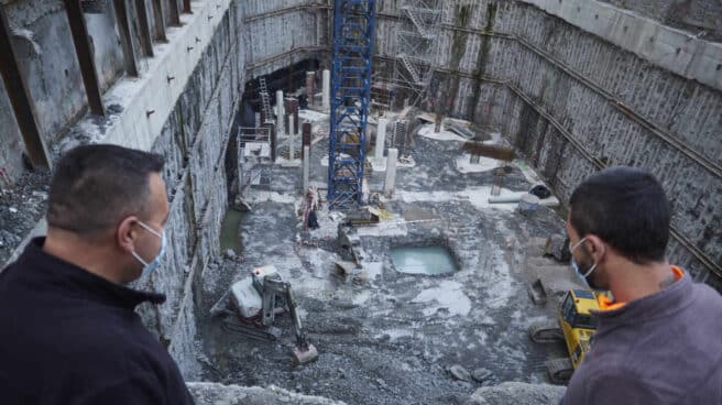 Reanudación de la actividad laboral no esencial en Navarra Varios trabajadores de la construcción miran una obra en Pamplona en abril de 2020.