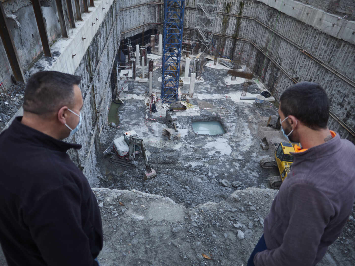 Varios trabajadores de la construcción miran una obra en Pamplona en abril de 2020.