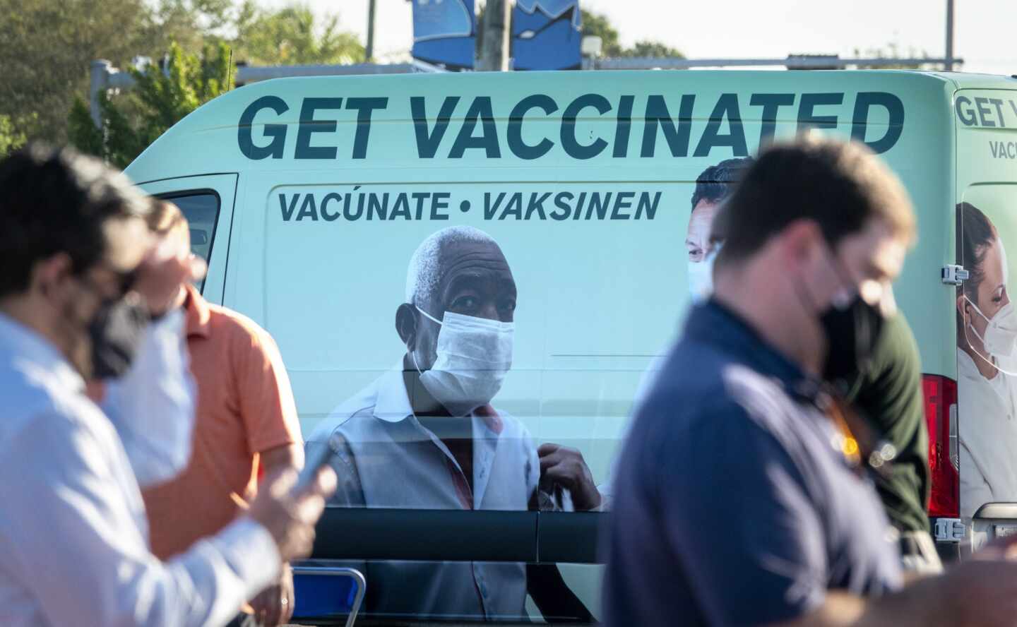 Un grupo de personas espera su turno para recibir la vacuna en Florida