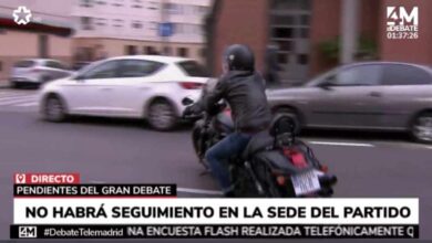 Un 'roquero' Edmundo Bal llega a Telemadrid en su Harley Davidson