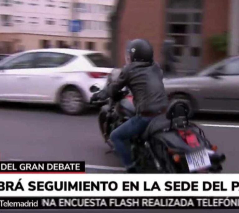 Un 'roquero' Edmundo Bal llega a Telemadrid en su Harley Davidson