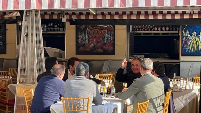García Egea y López Miras, en una terraza de Murcia. García Egea y López Miras, en una terraza de Murcia.