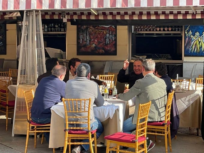 García Egea y López Miras, en una terraza de Murcia.