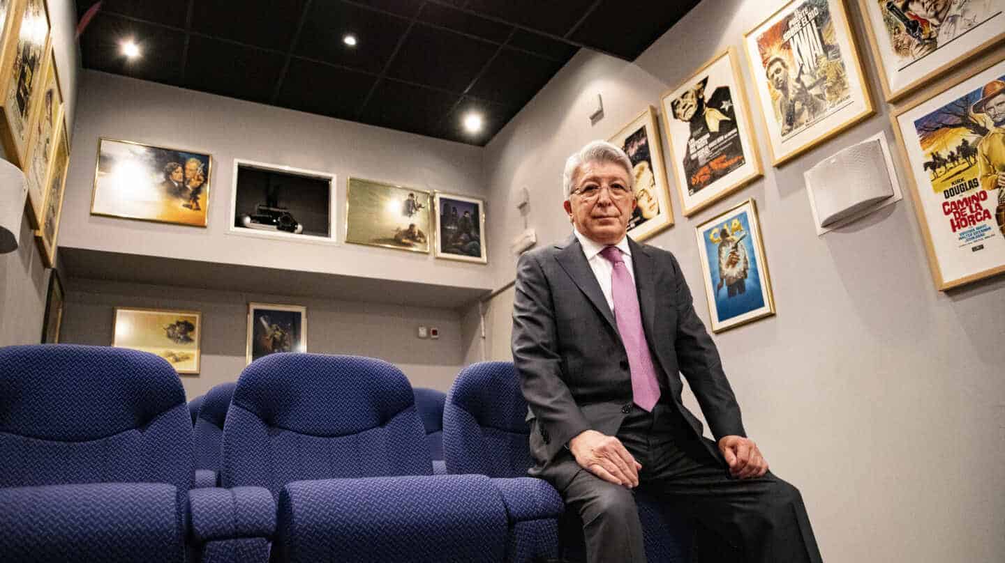 Enrique Cerezo posa para El Independiente en una sala de proyección que tiene en la sede de Flixolé