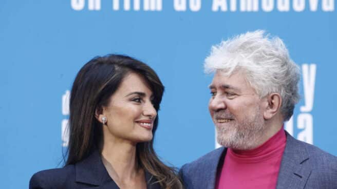 Photocall con el equipo de la película 'Dolor y gloria' de Pedro Almodóvar en Madrid La actriz Penélope Cruz y el director de la película, Pedro Almodóvar, en el photocall de 'Dolor y gloria'.
