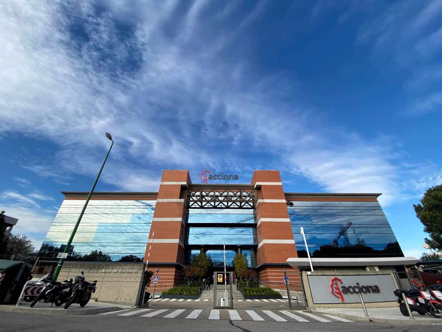 Puerta principal del edificio de la sede de Acciona en Madrid