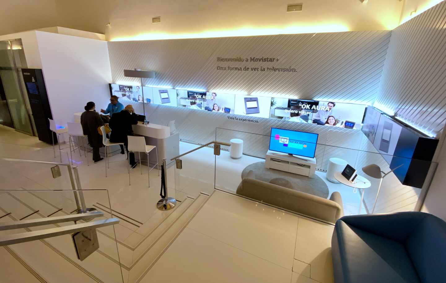 Interior de una tienda de la compañía telefónica Movistar.