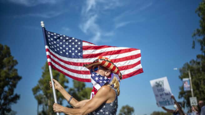 Manifestación contra los confinamientos en Santa Clarita (California).