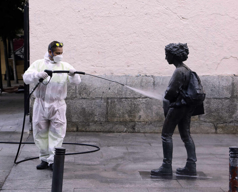 Operarios limpian y desinfectan las calles de en Madrid.