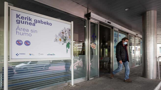 Un hombre sale del Hospital de Txagorritxu (Vitoria)