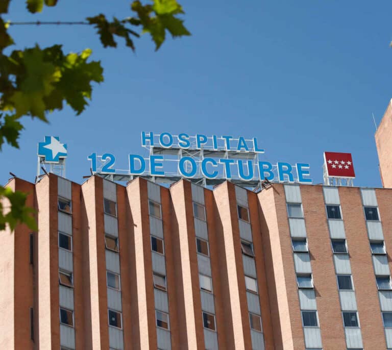 Un bulo lleva a mayores de 70 años a acudir engañados a vacunarse al Hospital 12 de Octubre