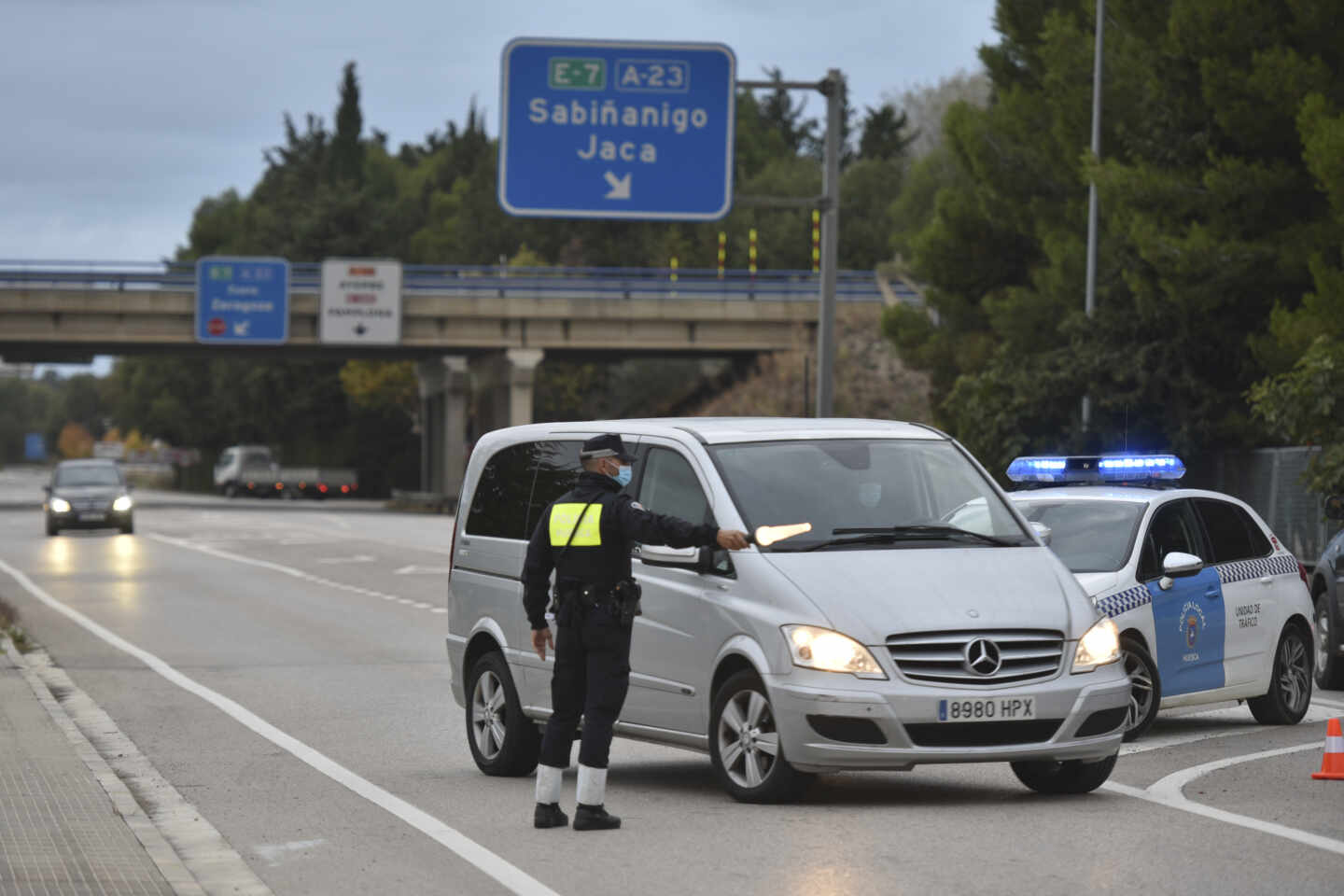 Un agente de la Policía de Huesca realiza controles de entradas y salidas a la ciudad, en una imagen de archivo.