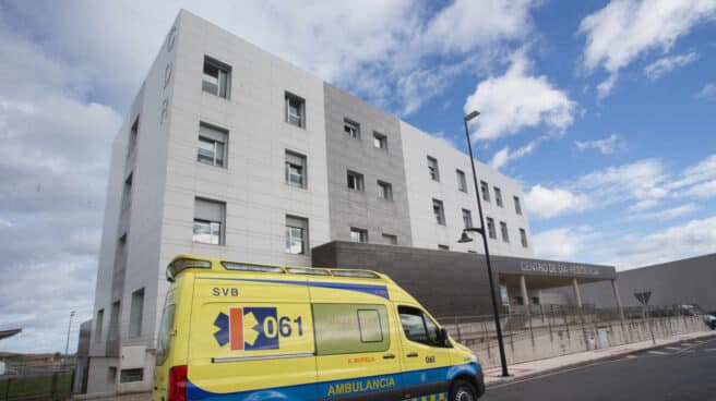 Una ambulancia acude a la residencia de ancianos de San Cibrao, Lugo.