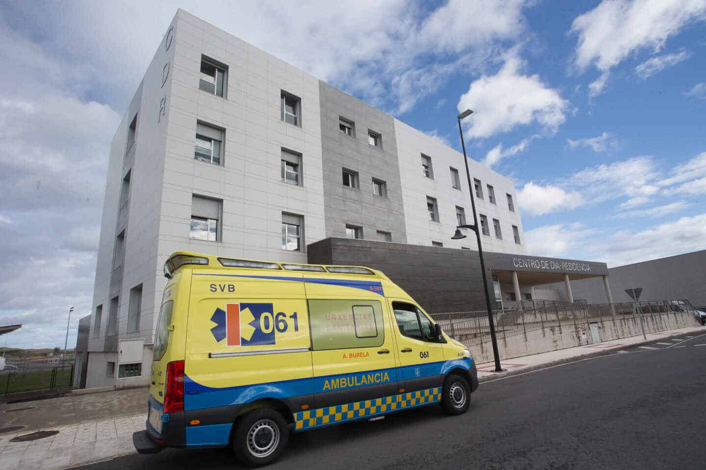 Una ambulancia acude a la residencia de ancianos de San Cibrao, Lugo.