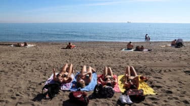 Coronavirus en Andalucía: la Junta se opone a usar la mascarilla para tomar el sol