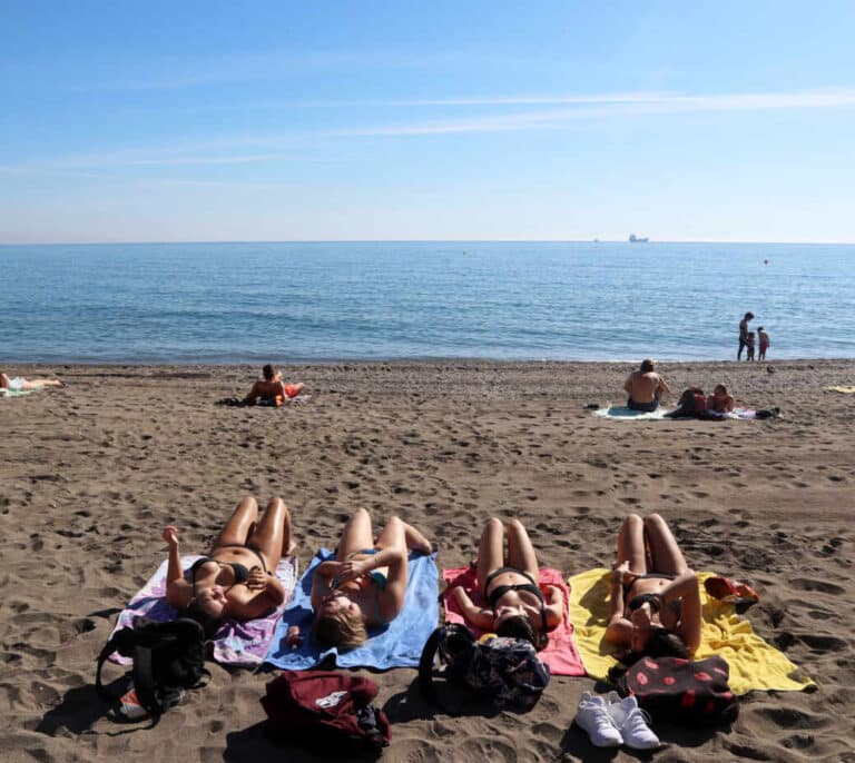 Coronavirus en Andalucía: la Junta se opone a usar la mascarilla para tomar el sol