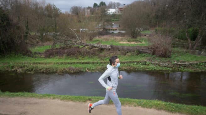 Un hombre corre frente al río Rato, antes del temporal Justine, en Lugo