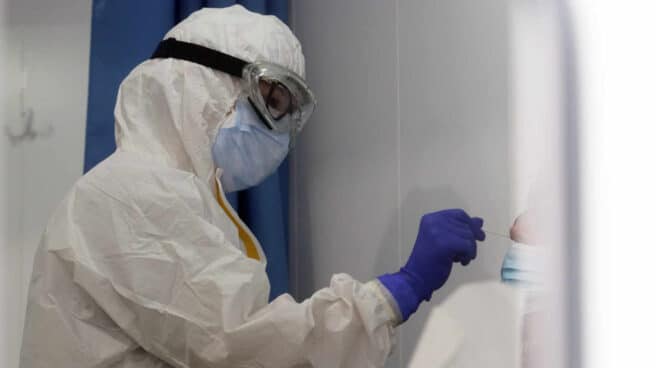 ¿Por qué puedo contagiarme con ómicron si ya he pasado el coronavirus? Un sanitarios de la Junta de Andalucía hace un test rápido.