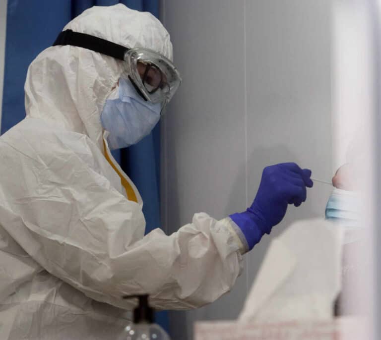 Andalucía registra más de 2.000 casos por tercer día seguido y once muertes