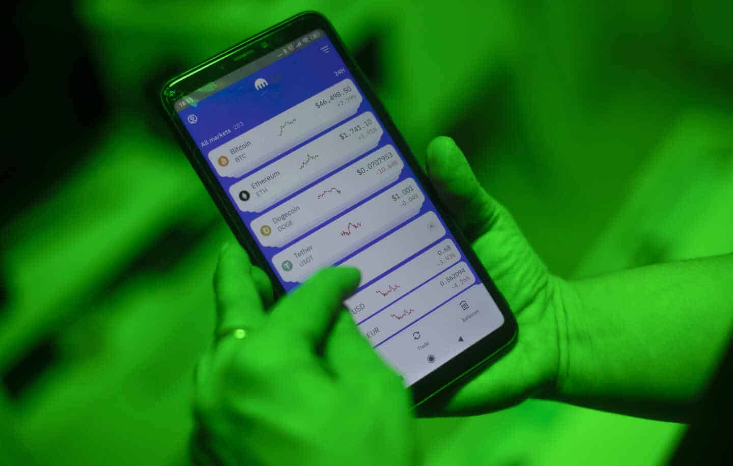 Una internauta utiliza la aplicación Kraken para invertir en criptomonedas, en Madrid