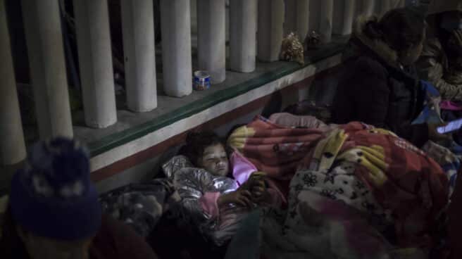 EuropaPress_3570393_19_february_2021_mexico_tijuana_girl_looks_at_cell_phone_while_sleeping_on