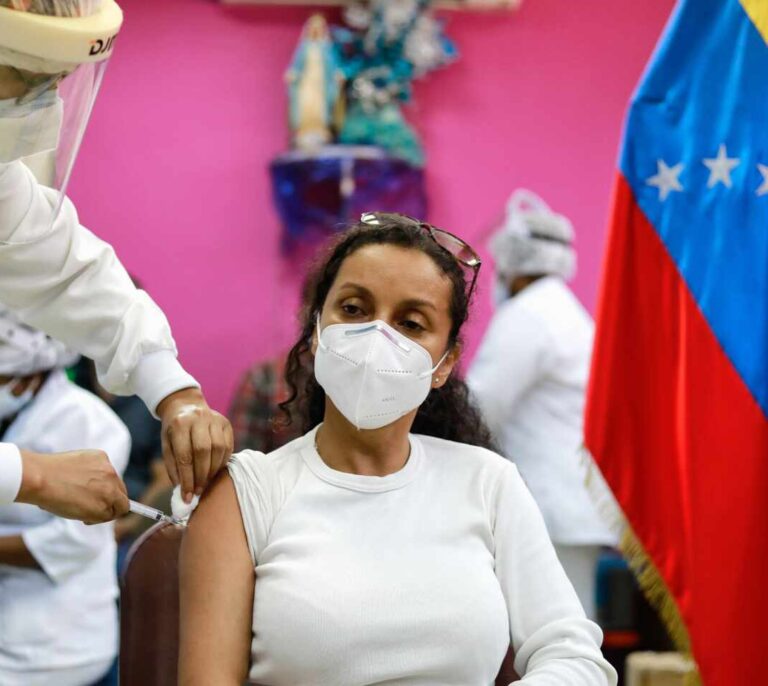 El representante de Guaidó pacta con Madrid la vacunación de venezolanos que no están en el sistema de salud