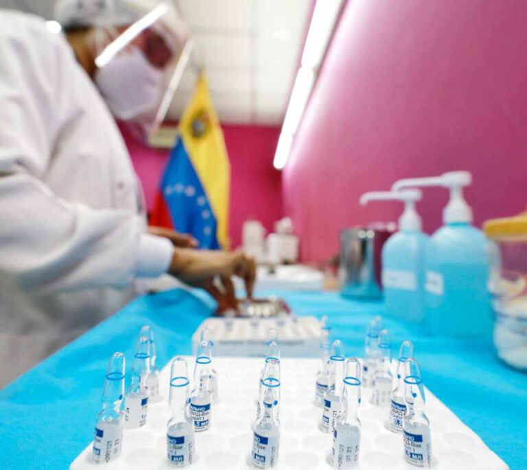 Sputnik V, la vacuna de Putin que tentó a Ayuso y no suma para Sánchez