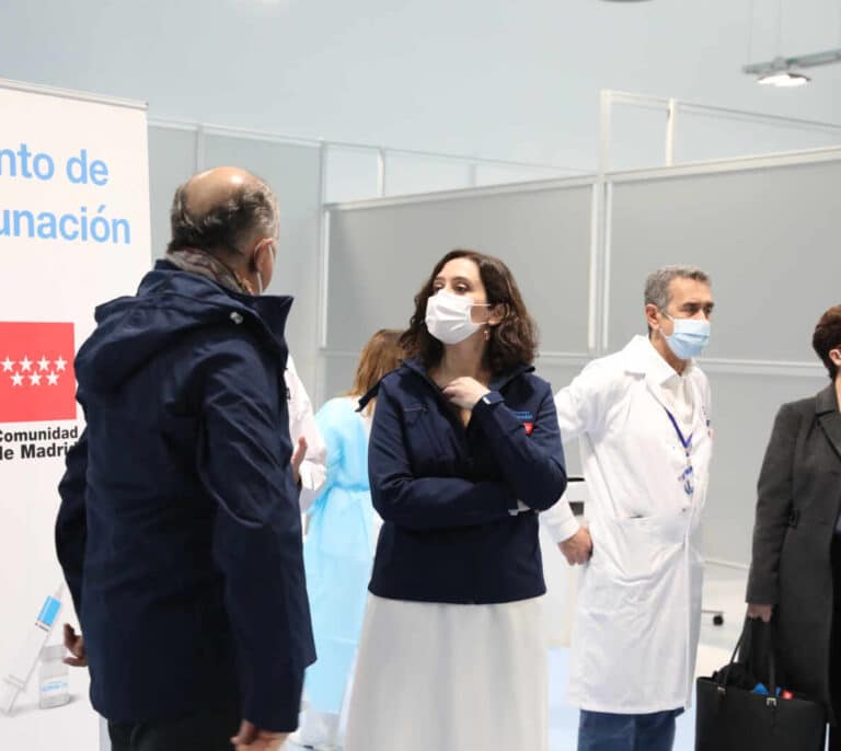 Más Madrid denuncia al Zendal por carteles a favor de Ayuso