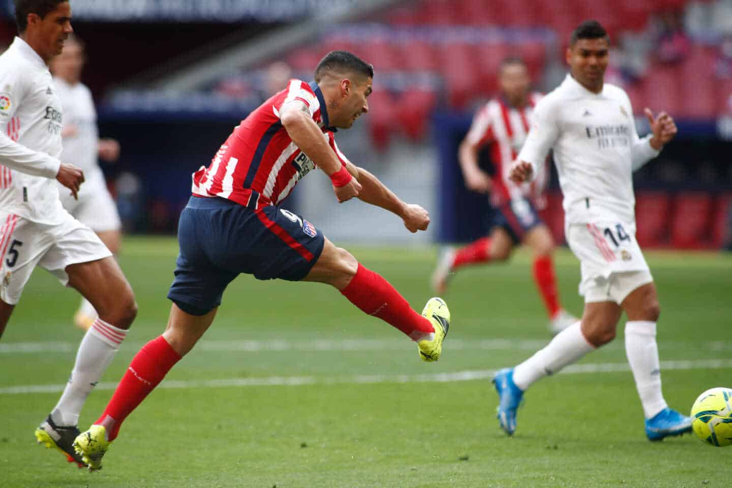 Luis Suárez remata un disparo en el partido del Atlético-Real Madrid disputado en el Wanda Metropolitano