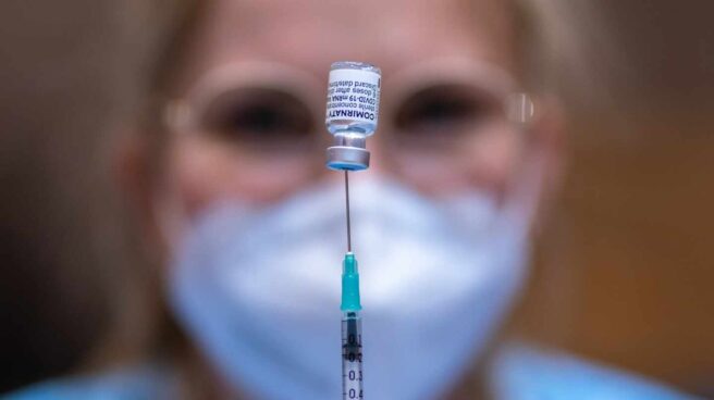 Una médico prepara una dosis de la vacuna contra el Covid-19 en Austria.