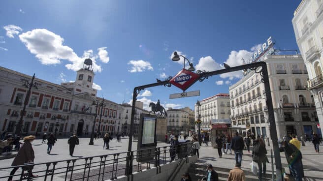 Transeúntes caminan cerca de la estación de metro de Sol, en la Puerta del Sol, Madrid,