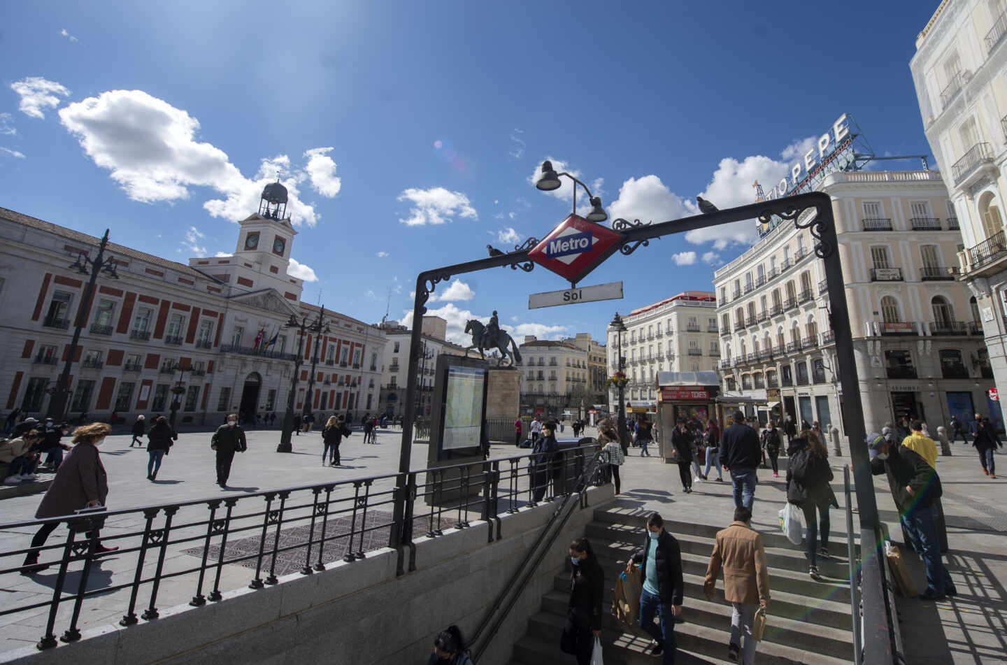 Transeúntes caminan cerca de la estación de metro de Sol, en la Puerta del Sol, Madrid,