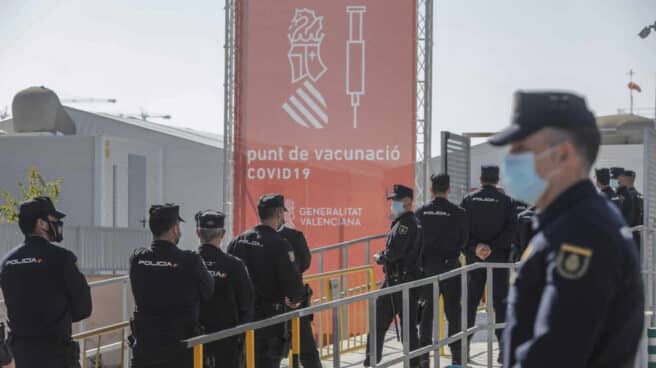 Varios policías nacionales acuden a recibir la primera dosis de la vacuna de AstraZeneca en el Hospital la Fe, en Valencia