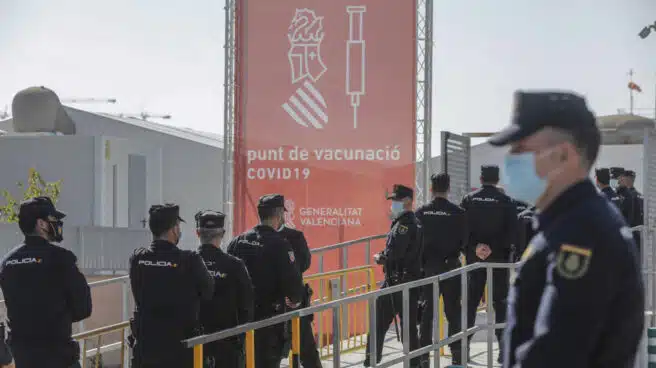 Policía y Guardia Civil celebran que el Gobierno asuma su vacunación en Cataluña