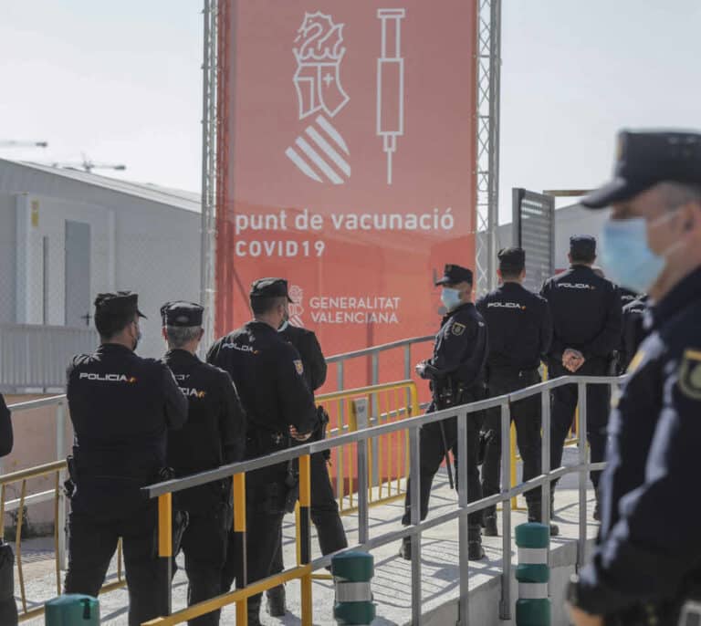 Policía y Guardia Civil celebran que el Gobierno asuma su vacunación en Cataluña