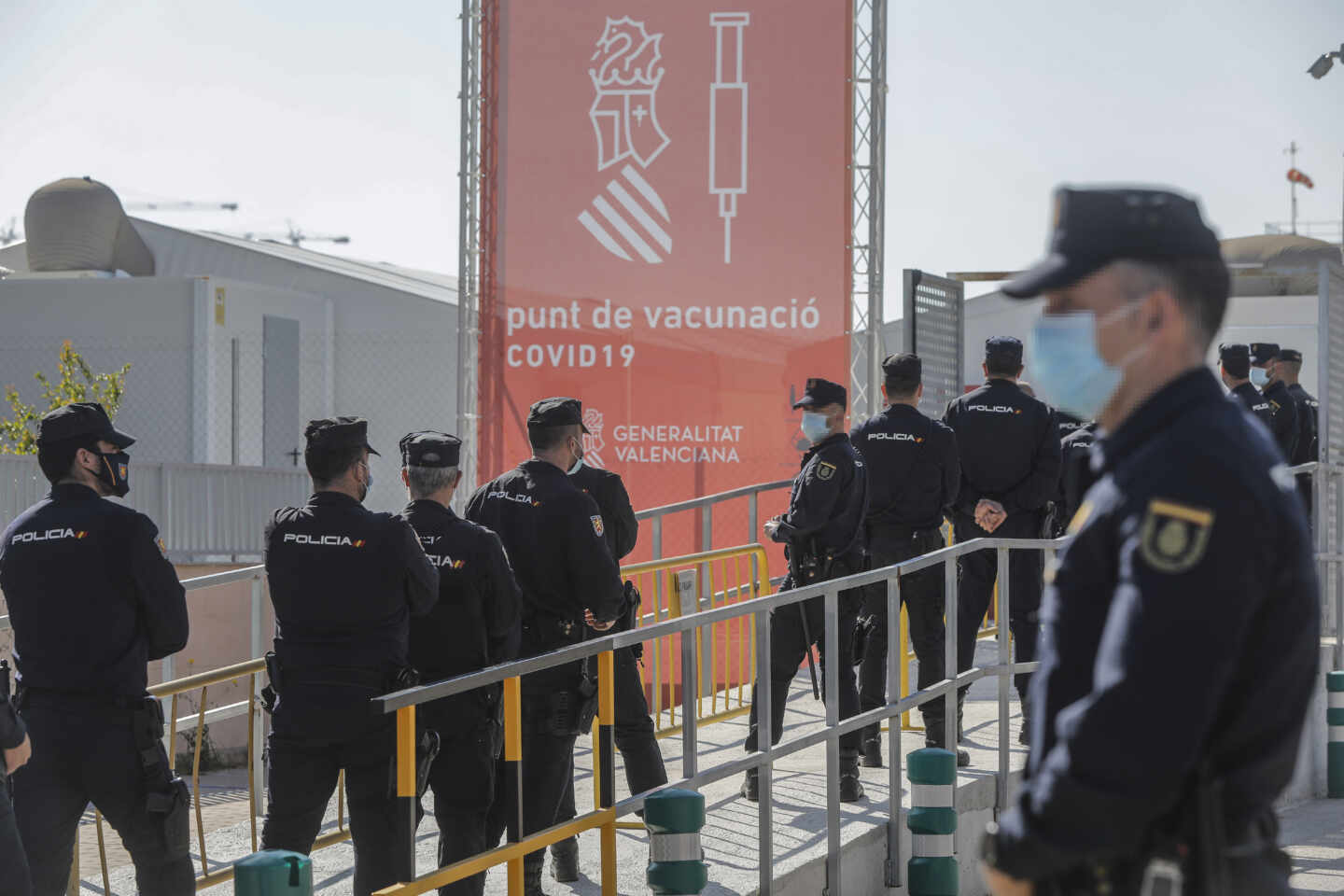 Varios policías nacionales acuden a recibir la primera dosis de la vacuna de AstraZeneca en el Hospital la Fe, en Valencia