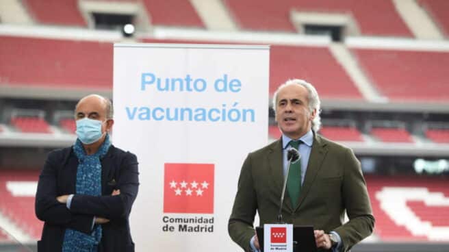 Comienza la vacunación en el Wanda Metropolitano a personas de entre 60 y 65 años El consejero de Sanidad de la Comunidad de Madrid, Enrique Ruiz Escudero, en el Estado Wanda Metropolitano.