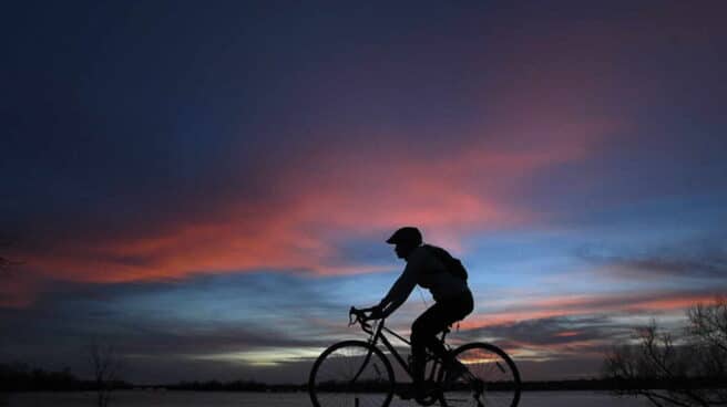 EuropaPress_3628052_30_march_2021_canada_ottawa_cyclist_is_silhouetted_on_path_along_the_ottawa