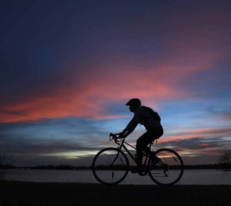 Muere un ciclista tras caer unos 50 metros por un barranco