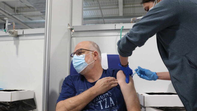 Una trabajadora sanitaria administra una vacuna contra el Covid-19 en el Hospital Isabel Zendal