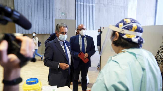 El presidente de Cantabria, Miguel Ángel Revilla,en un centro de vacunación en Santander.